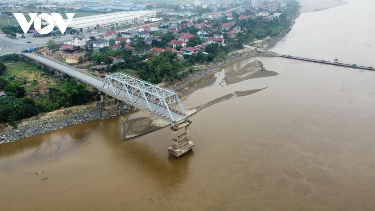 Ha thap ro da bang can cau khi thi cong duoi nuoc